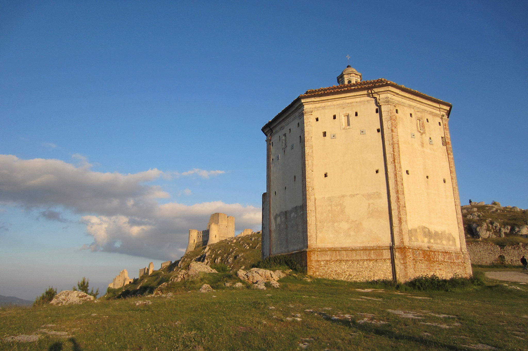 Calascio (Photo license: CC BY-NC-SA 2.0)